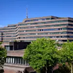 Außenansicht der Gewerbeimmobilie Berliner Allee aus seitlicher Perspektive.