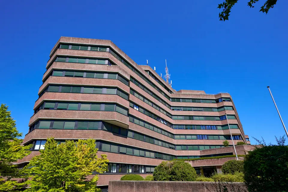 Außenansicht der Gewerbeimmobilie Berliner Allee aus frontaler Perspektive.