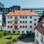 Außenansicht der Gewerbeimmobilie Eisenbahnstrasse aus frontaler Perspektive.